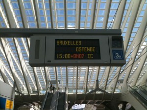 Painel de informação dos horários dos comboios em Liège-Guillemins